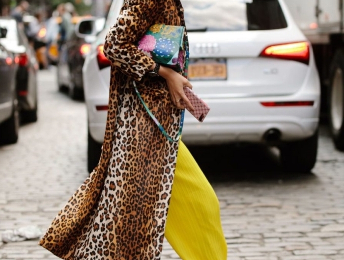 pantalon fluide jaune couleur mode 2021 tissu leopard manteau long accessoire sac motifs floraux