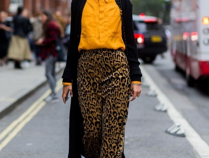 pantalon leopard fluide chemise jaune cheddar couleur tendance mode 2021 cardigan long noir