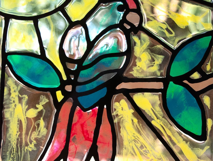 peinture du verre sans cuisson un perroquet multicolore au fond jaune avec de l epoxy