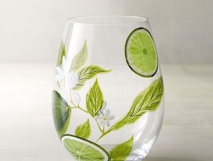 peinture pour verre de gin avec un dessin de limettes et des feuills vertes