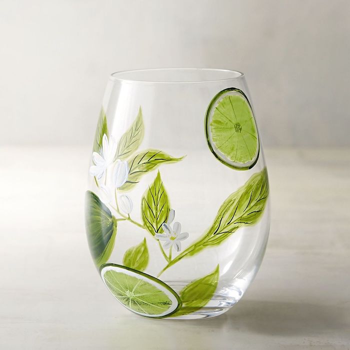 peinture pour verre de gin avec un dessin de limettes et des feuills vertes