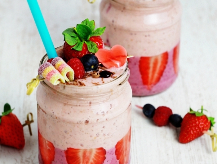petit déjeuner amoureux smoothie graines chia yogurt grec morceaux fraises fruits baies bonbons