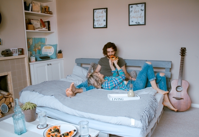 petit déjeuner romantique dans lit guitare chambre couples tête de lit palette cadre photo
