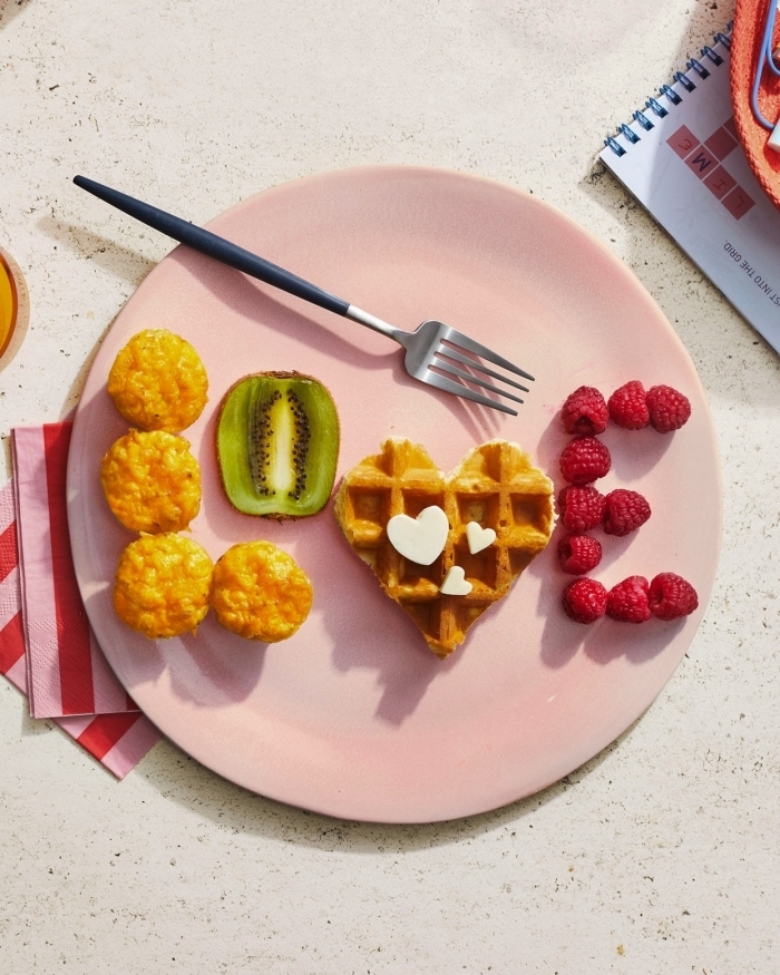petit déjeuner équilibré assiette ronde rose pastel nourriture en forme de lettre amour fruits