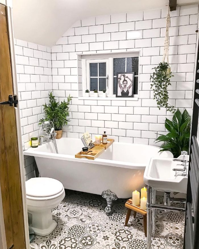 petite salle de bain blanche avec sol carreaux de ciment blancs et murs carrelage métro blanc plantes vertes d intérieur