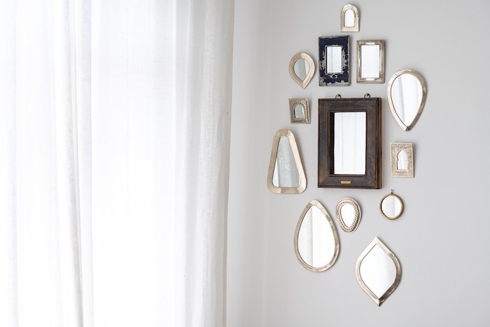 petits miroirs poses sur les murs dans votre appartement