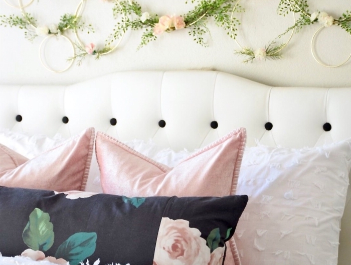 plaid grosse maille rose tete de lit fait maison coussin motifs floraux déco murale cercles or fleurs