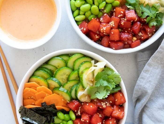 poke saumon imitation avec des cubes de pasteque fèves nori tranches de mangues et concombres graines de sésame