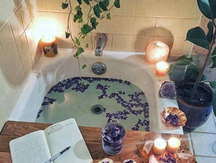 preindre un bain de lavande avec eau de lavande cristaux plantes vertes inspiration salle de bain cocooning