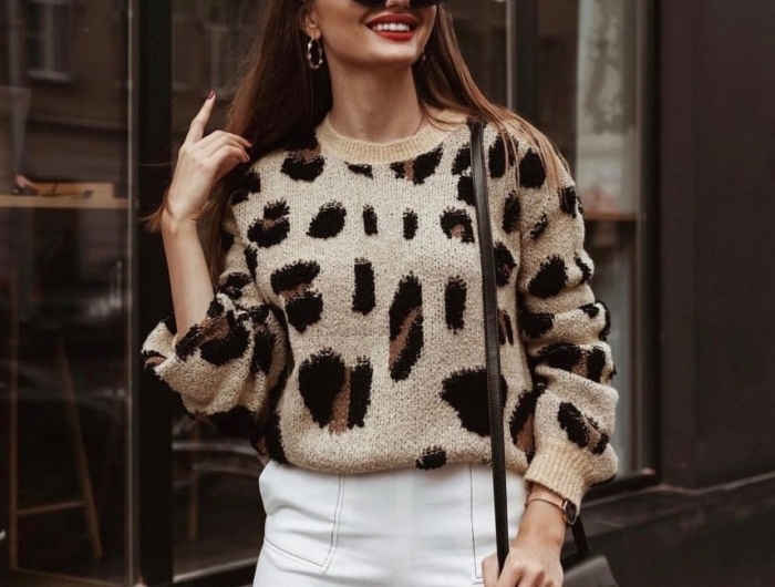 pull leopard mode femme casual chic pantalon blanc lunettes de soleil noire bijoux créoles