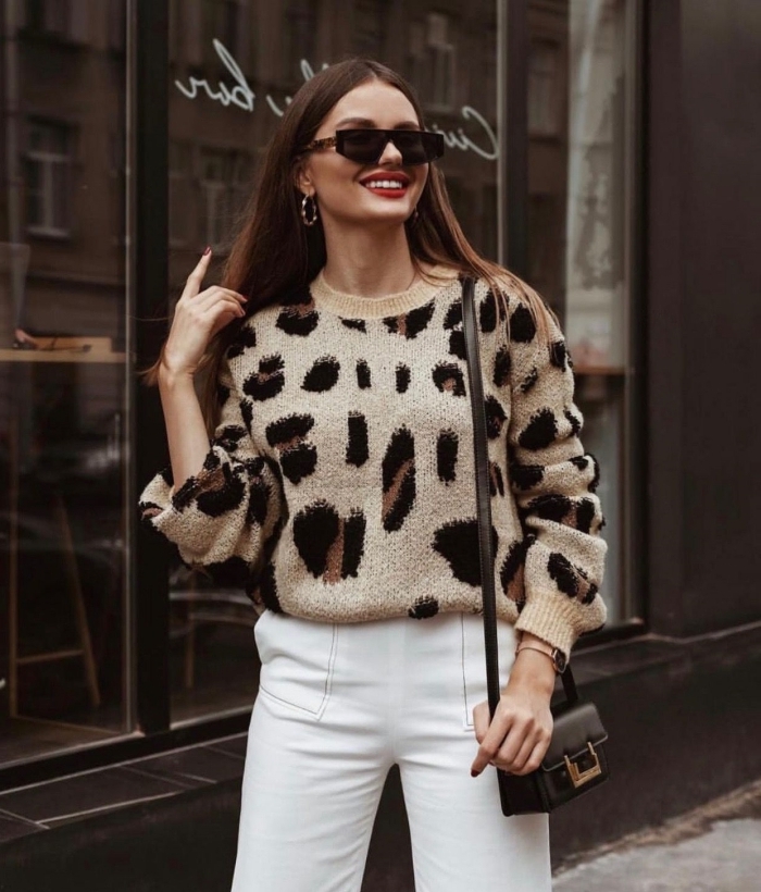 pull leopard mode femme casual chic pantalon blanc lunettes de soleil noire bijoux créoles
