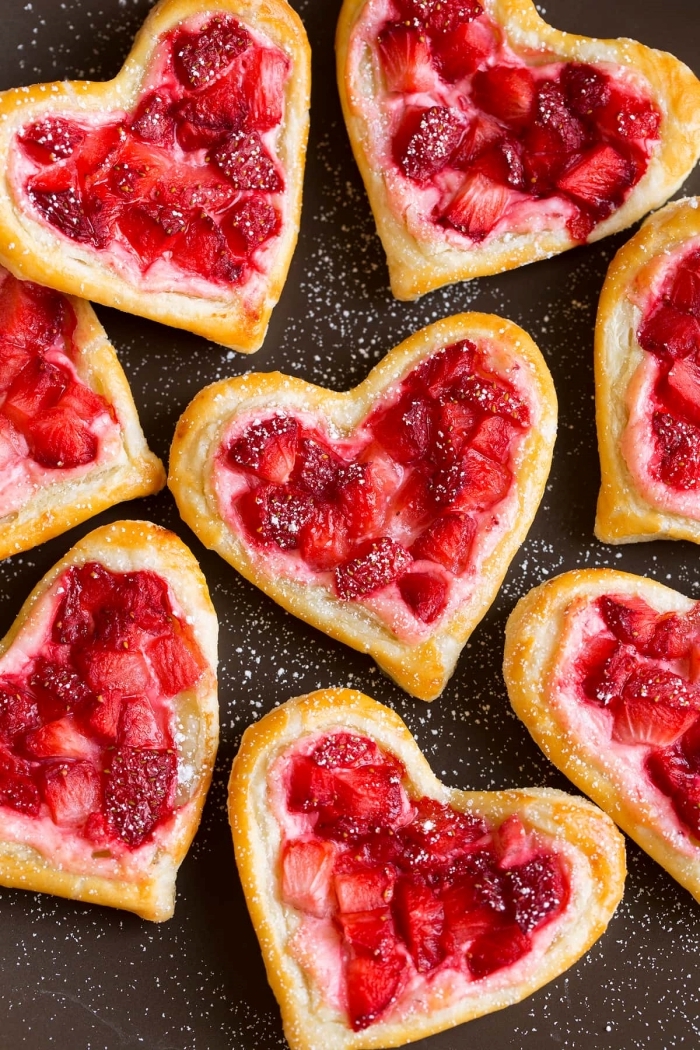 pâte feuilletée petit déjeuner image contifure fraises recette coeurs pâte sucré sucre en poudre