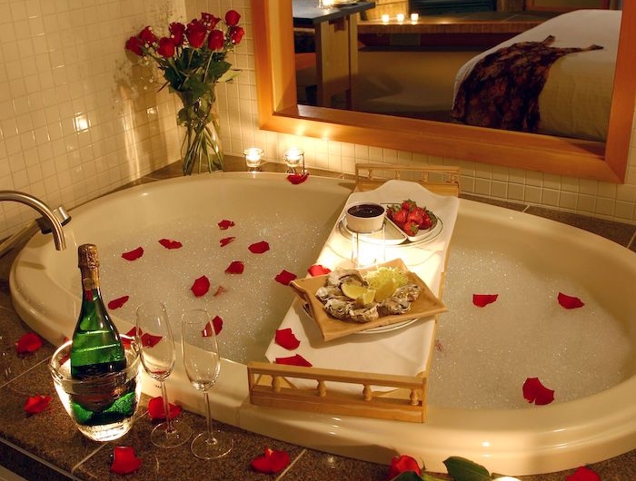 quoi faire pour saint valentin prendre une bain avec de champagne et des fraises au chocolat