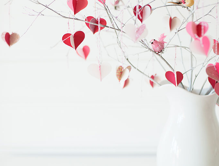 quoi faire pour saint valentin un décoration des branches et des coeurs en papier dans une vase blanche.jpg