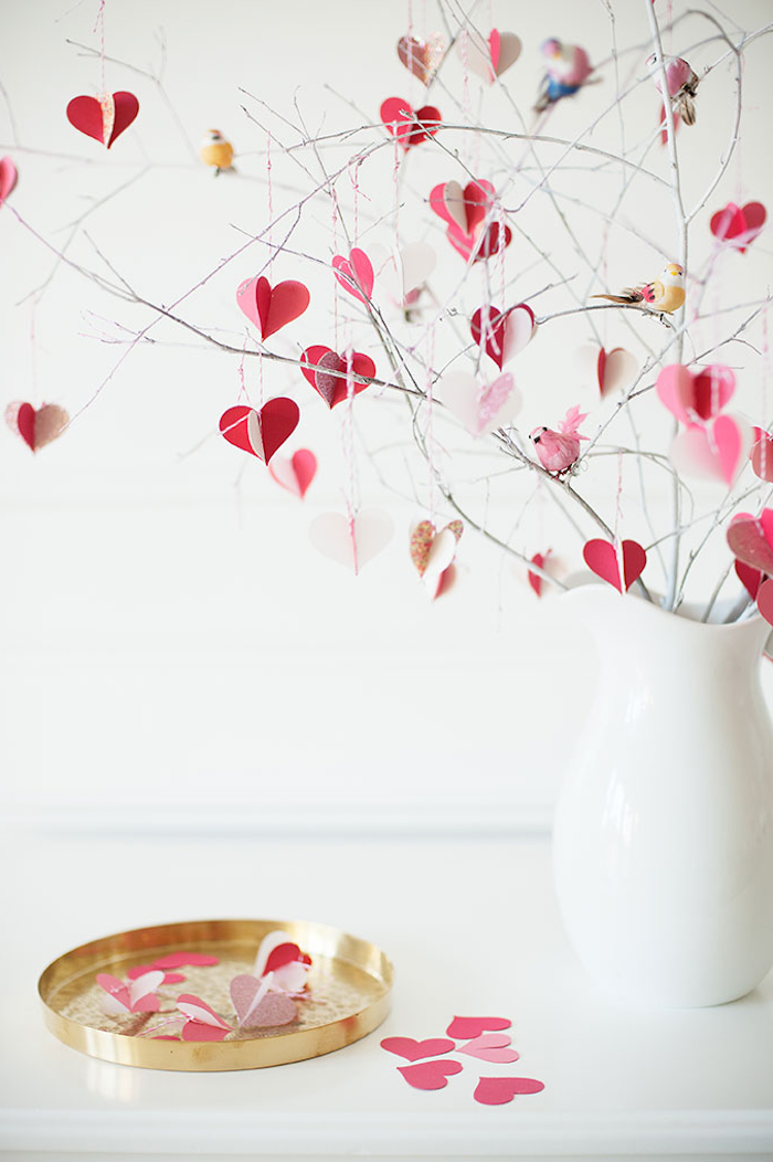 quoi faire pour saint valentin un décoration des branches et des coeurs en papier dans une vase blanche.jpg