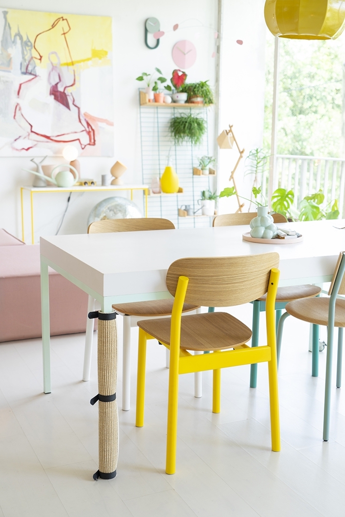 rangement mural ouvert décoration intérieure mix and match chaise colorée salle à manger plantes vertes