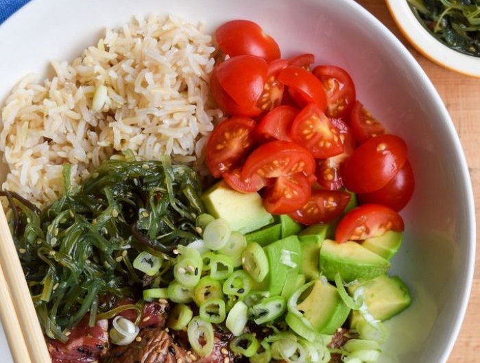 recette poke bowl healthy avec steak viande boeuf tranches de courgette de tomates cerises riz et algues