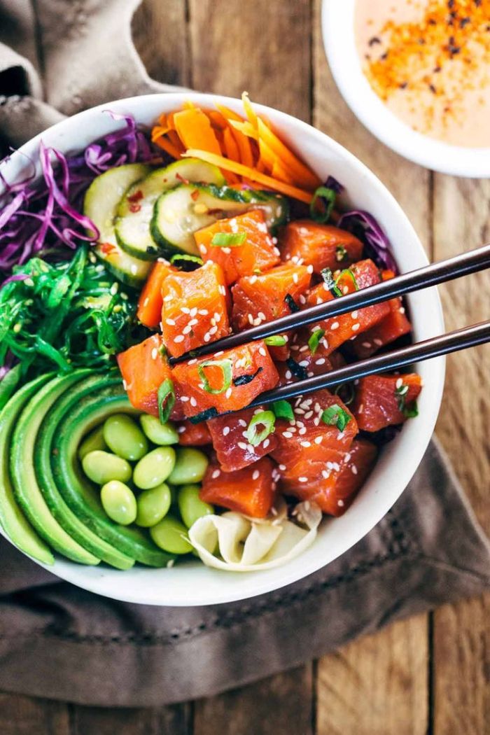 recette poke bowl saumon fèves vocat chou et carottes dans un bol idée repas de mide de soir érquilibré