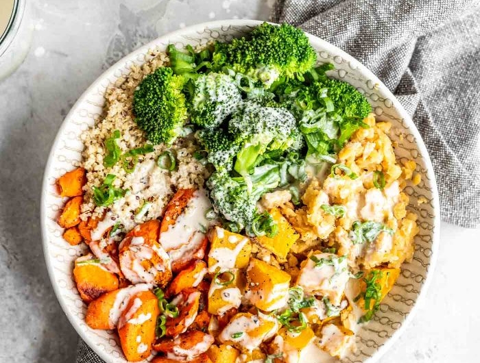 repas du soir simple et vegan poke bowl maison aux patates douces quinoa sauce poke bowl et brocoli