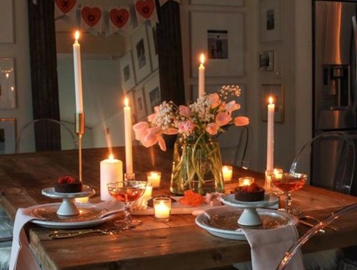 saint valenitn 2021 comment décorer sa table des assiettes blanches sur une table en bois