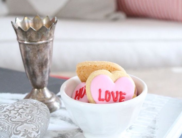 saint valentin 2021 un petit bol avec des biscuits en forme de coeur signe love