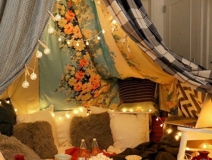 saint valentin célibataire a la maison avec des popcorns des lantenres et des laùpes dans une tente de linges
