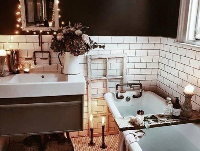 salle de bain industrielle ambiance cocooning carrelage blanc mur couleur noire baignoire vintage cosy miroir illuminé