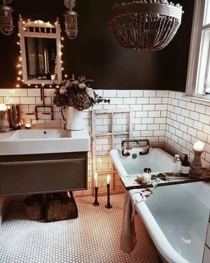 salle de bain industrielle ambiance cocooning carrelage blanc mur couleur noire baignoire vintage cosy miroir illuminé