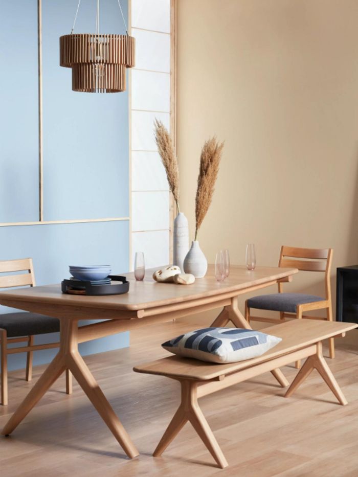 salle à manger contemporaine entre scandinave et japonais banc chaises et table de bois mur beige et mur bleu