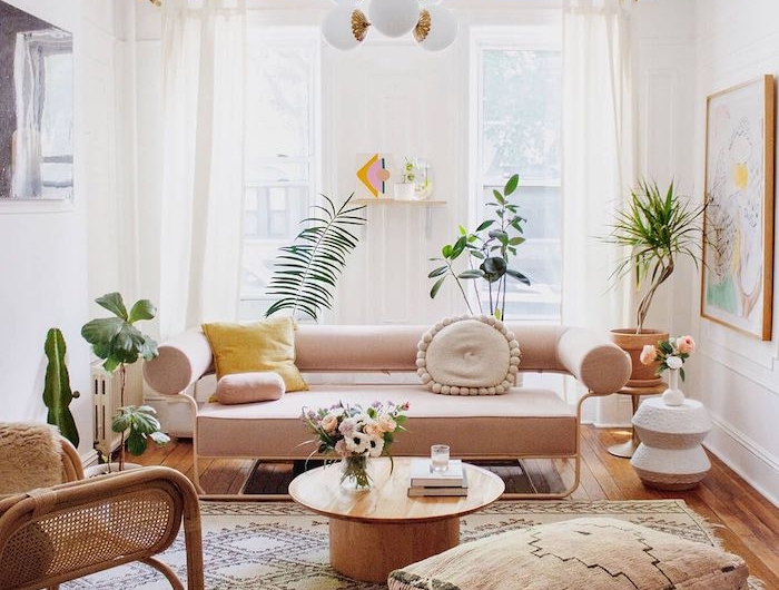 salon tendance 2021 des meubles en couleurs neutre et terreux des murs et drapes blancs et des plantes vertes