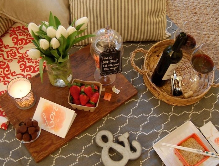 soirée st valentin 2021 une idée de pique nique dans la maison avec des fraises et de la cuisine chinois