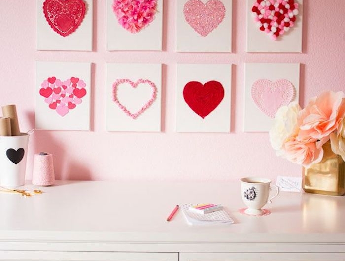 surprise saint valentin des toiles au mur avec des coeurs decoratifs au dessus du bureau