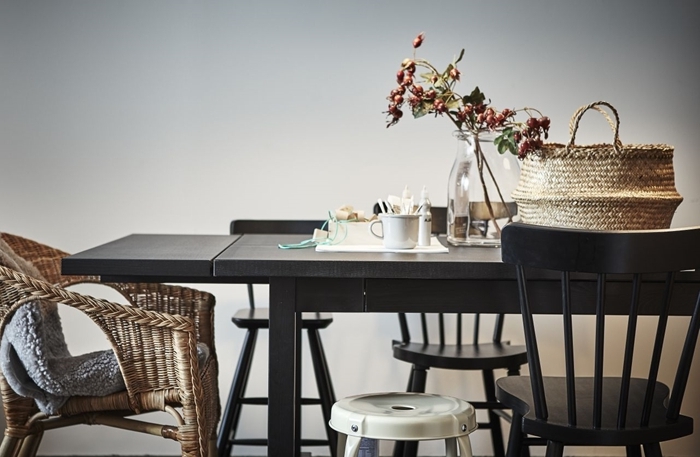 table manger bois noir déco avec chaises dépareillées salle à manger panier tressé chaise rotin vase verre