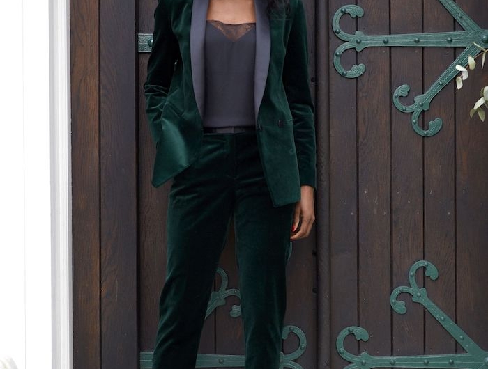 tailleur pantalon femme chic en velour vert une fille devant une grande porte en bois