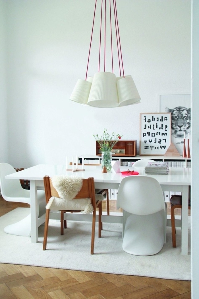 tapis blanc revêtement sol parquet bois meuble salle à manger cadre photo bois vase verre chaise bois