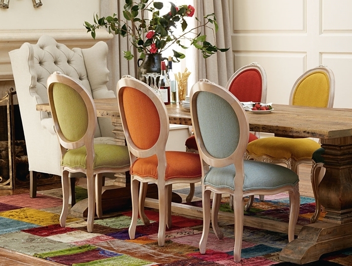 tapis multicolore carreaux table à manger bois brut déco avec chaise de couleurs différentes