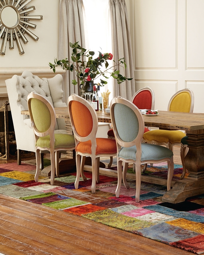 tapis multicolore carreaux table à manger bois brut déco avec chaise de couleurs différentes