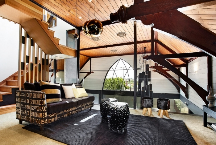 tapis noir canapé indusrtiel coussins décoratifs blanc et noir ezzanine bois plafond bois lampe suspendue métal
