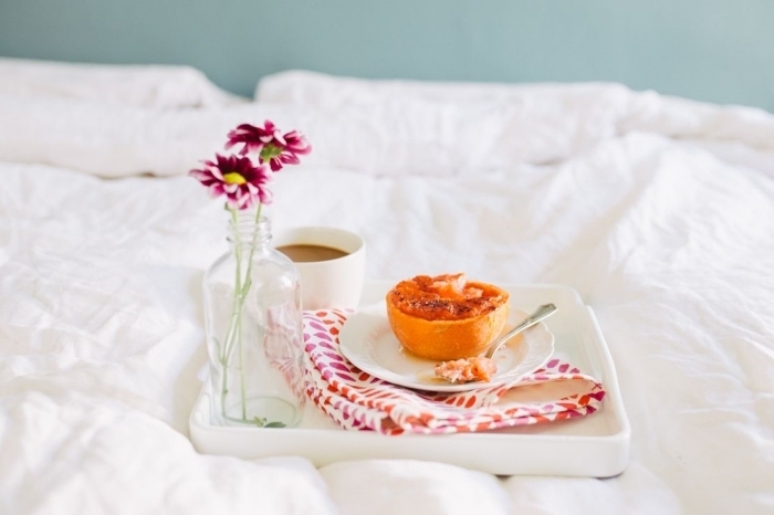 tasse café vase verre bouquets fleurs petit déjeuner image pamplemousse rôti avec miel