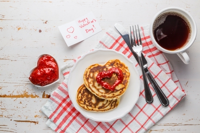 tasse de café chaud mot doux message amour saint valentin image de petit déjeuner crêpes
