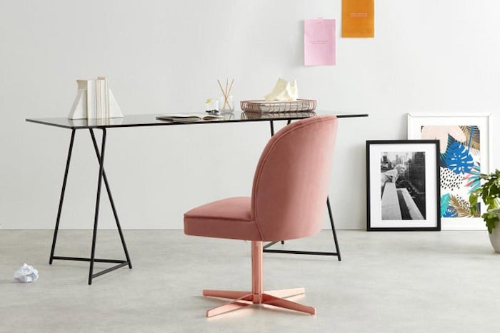 tendance déco 2021 un bureau de travail a domicile en style minimaliste avec une chaise en velours rose