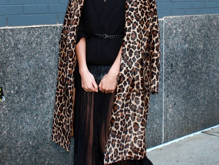 tenue chic femme manteau long motifs animaliers tendance léopard robe courte franges noires