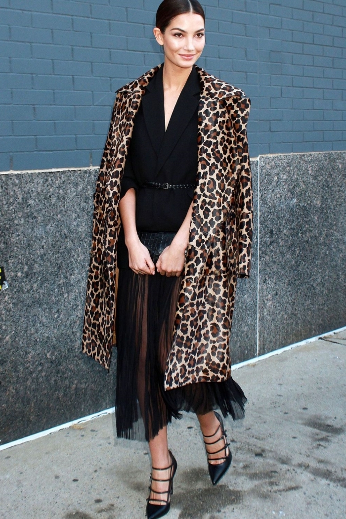 tenue chic femme manteau long motifs animaliers tendance léopard robe courte franges noires