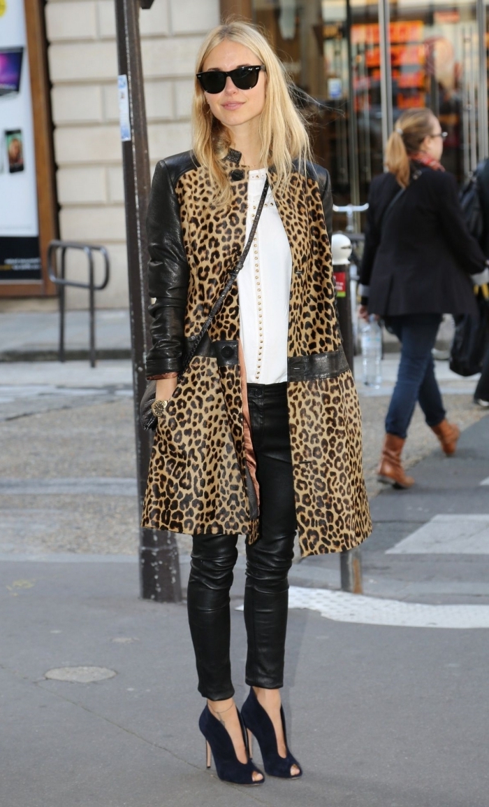 tenue leopard manteau long imprimé animaliers et noir pantalon cuir noir chaussures talons ouvertes