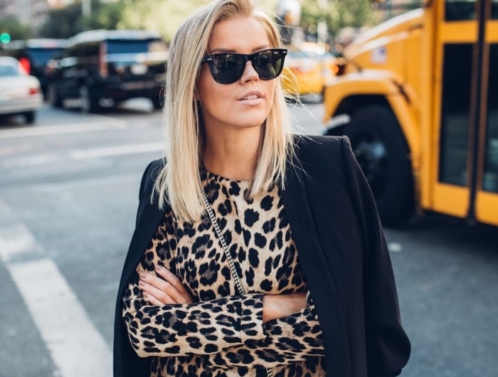 tenue leopard vêtements imprimés tendance robe courte manches longues blazer noir femme