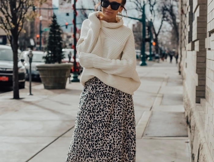 tenue stylée femme d hiver style vestimentaire pull oversize blanc jupe longue bottes cuir noir