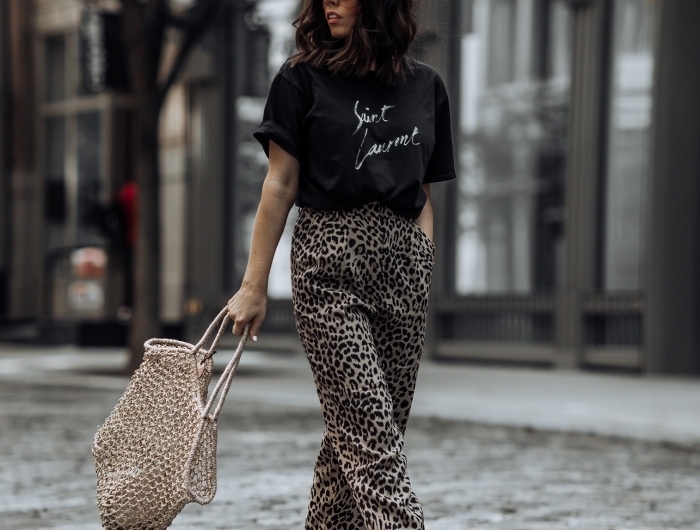 tenue tendance femme pantalon motifs animaliers léopard sandales camel t shirt noir