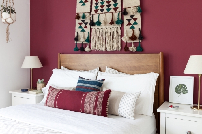 tete de lit boheme peinture murale rouge meuble de chevet blanc lampe coussins décoratifs