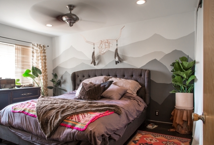 tete de lit en peinture effet paysage montagne ventilateur de plafond plante verte chambre
