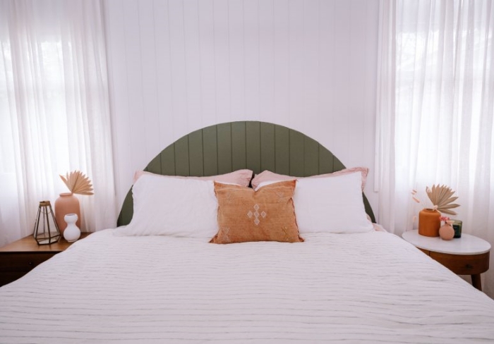 tete de lit peinture vert foncé rideaux blancs table chevet rond bois et blanc vase terracotta